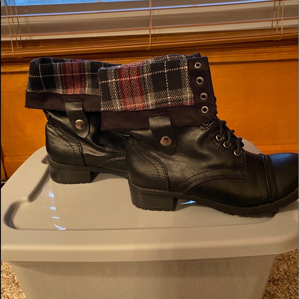 Black lace up boots. Size 7.